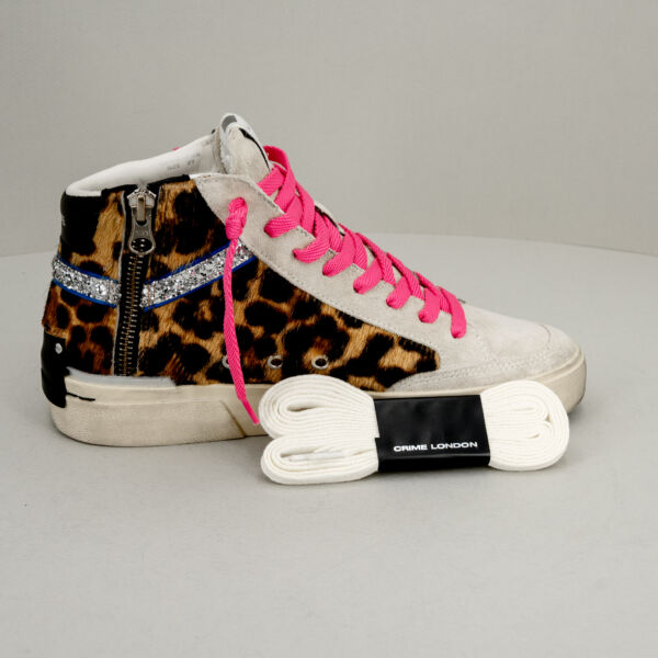nuovi arrivi sneaker donna in pelle fatte in Italia, comode., in pelle bianca e leopard con dettagli glitter sul tallone. Stefano Ascari Spilamberto (Mo), fotografata di lato.