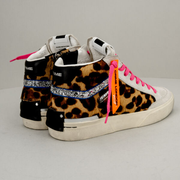 nuovi arrivi sneaker donna in pelle fatte in Italia, comode., in pelle bianca e leopard con dettagli glitter sul tallone. Stefano Ascari Spilamberto (Mo), fotografata di dietro.