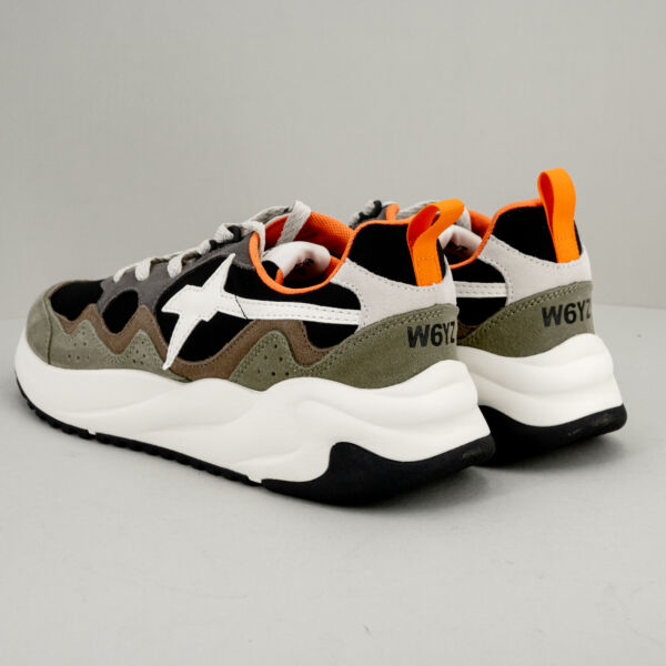 W6YZ sneaker Flick marrone, sneaker uomo color scuro, suola ultraleggera. Stefano Ascari Spilamberto (Mo). Scarpa fotografata di lato e tallone