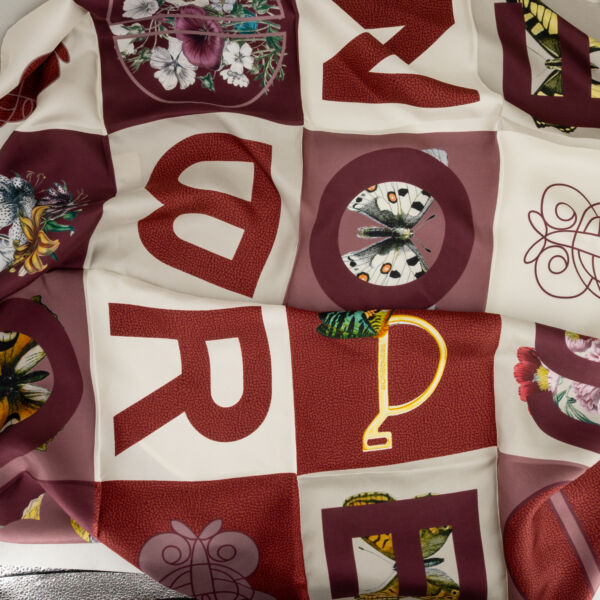 Borbonese foulard seta fantasia bordeaux con immagini d'archivi del brand. Elegante e raffinato. Fotografia dei dettagli del foulard e della stampa. Stefano Ascari Spilamberto (Mo)