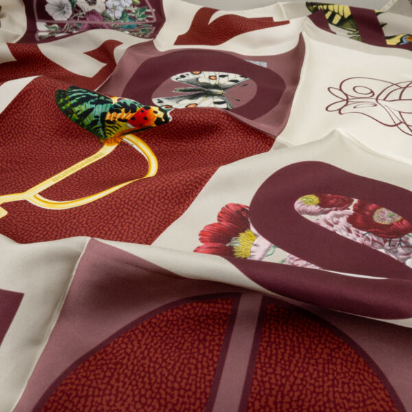 Borbonese foulard seta fantasia bordeaux con immagini d'archivi del brand. Elegante e raffinato. Fotografia dei dettagli del foulard e della stampa. Stefano Ascari Spilamberto (Mo)