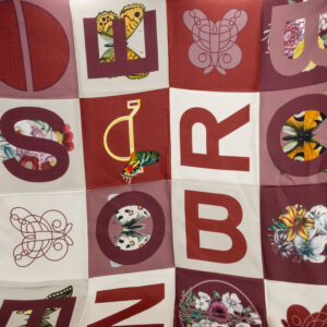 Borbonese foulard seta fantasia bordeaux con immagini d'archivi del brand. Elegante e raffinato. Fotografia dei dettagli del foulard e della stampa. Stefano Ascari Spilamberto (Mo)