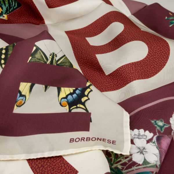 Borbonese foulard seta fantasia bordeaux con immagini d'archivi del brand. Elegante e raffinato. Fotografia dei dettagli del foulard e della stampa. Stefano Ascari Spilamberto (Mo)