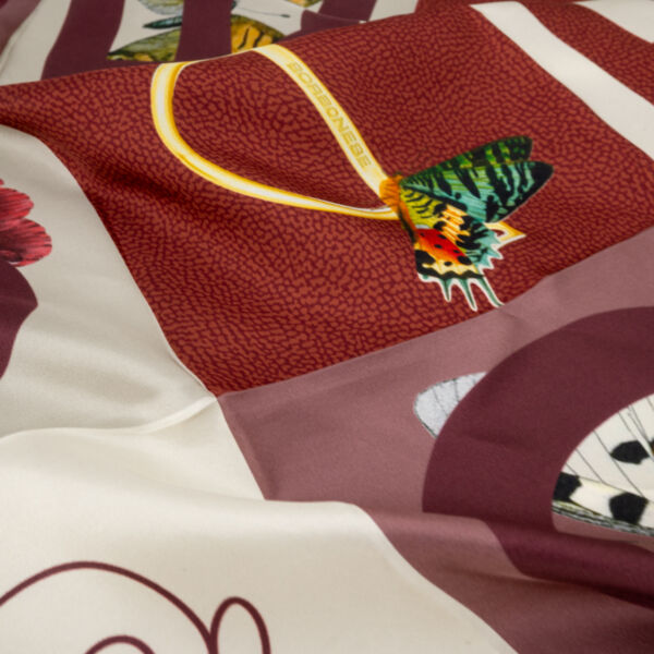 Borbonese foulard seta fantasia bordeaux con immagini d'archivi del brand. Elegante e raffinato. Fotografia dei dettagli del foulard e della stampa. Stefano Ascari Spilamberto (Mo)