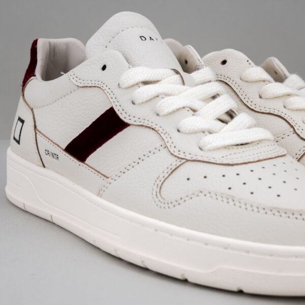 D.A.T.E. sneaker Court 2.0 Natural milk, in vera pelle colore bianco e dettagli in suede rosso scuro. Look vintage. Stefano Ascari spilamberto (mo)