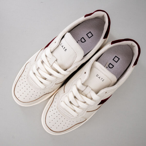 D.A.T.E. sneaker Court 2.0 Natural milk, in vera pelle colore bianco e dettagli in suede rosso scuro. Look vintage. Stefano Ascari spilamberto (mo)