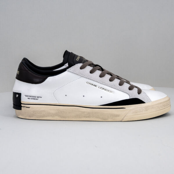Crime London distressed 2.0 white, scarpa sportiva da uomo in vera pelle colore bianco con dettagli marrone e nero. Look vintage. Stefano Ascari spilamberto (mo)