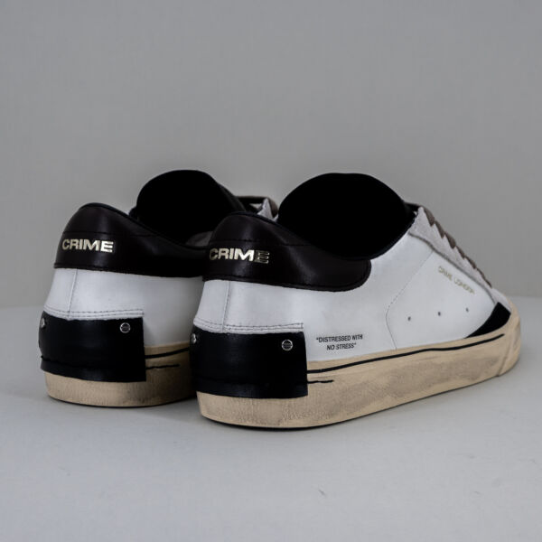 Crime London distressed 2.0 white, scarpa sportiva da uomo in vera pelle colore bianco con dettagli marrone e nero. Look vintage. Stefano Ascari spilamberto (mo)