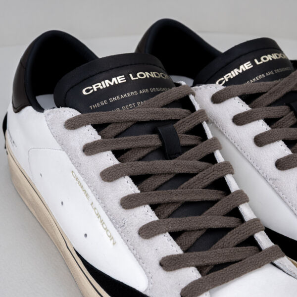 Crime London distressed 2.0 white, scarpa sportiva da uomo in vera pelle colore bianco con dettagli marrone e nero. Look vintage. Stefano Ascari spilamberto (mo)
