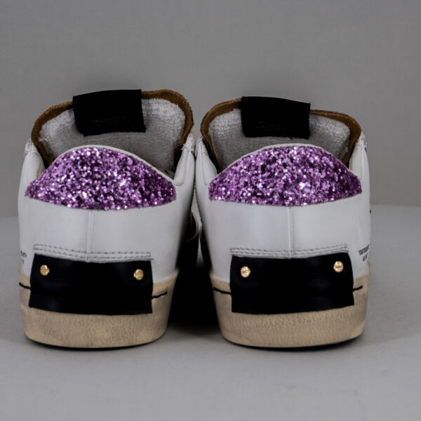 Crime London Distressed Goldrush, sneaker donna in pelle bianca dettagli glitterati rosa e neri, lacci neri. Stefano Ascari spilamberto (mo)