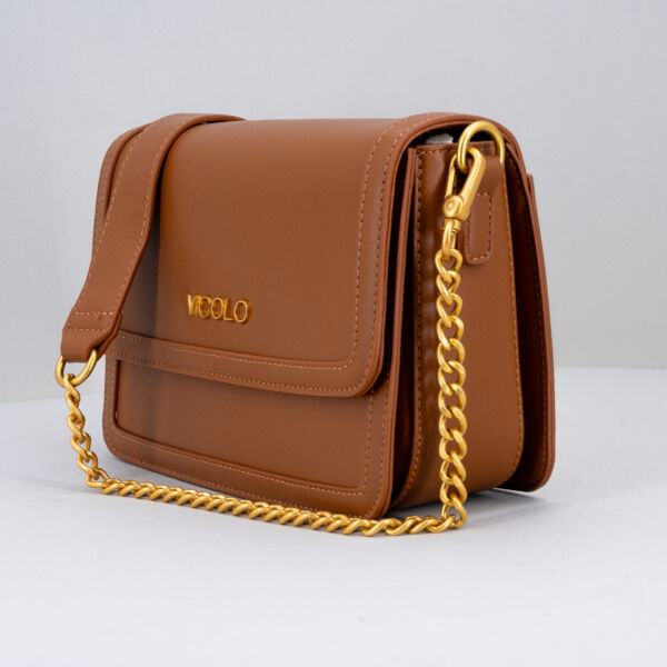 Vicolo borsa tracolla catena marrone, con patta e bottone magnetico. In ecopelle. Borsa donna elegante. Fotografata di lato. Stefano Ascari Spilamberto (Mo)