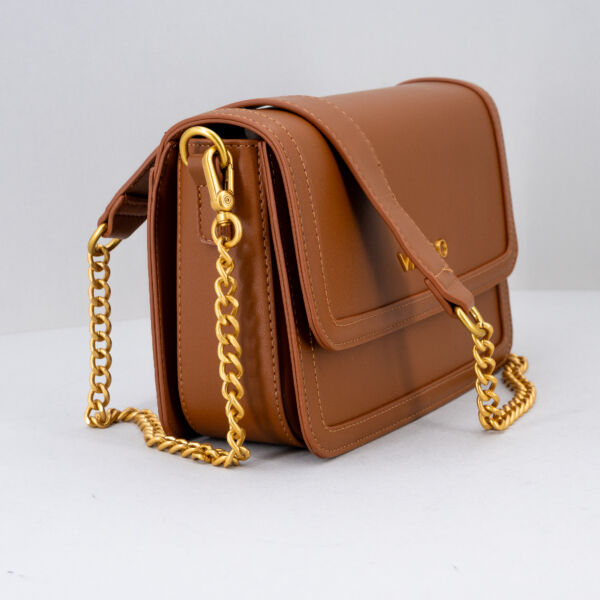 Vicolo borsa tracolla catena marrone, con patta e bottone magnetico. In ecopelle. Borsa donna elegante. Fotografata di lato. Stefano Ascari Spilamberto (Mo)