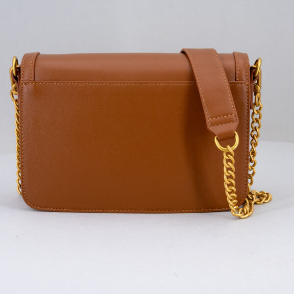 Vicolo borsa tracolla catena marrone, con patta e bottone magnetico. In ecopelle. Borsa donna elegante. Fotografata di dietro. Stefano Ascari Spilamberto (Mo)