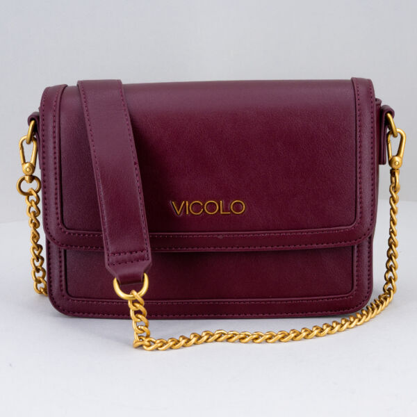 Vicolo borsa tracolla catena bordeaux, con patta e bottone magnetico. In ecopelle. Borsa donna elegante. Fotografata di dietro. Stefano Ascari Spilamberto (Mo)
