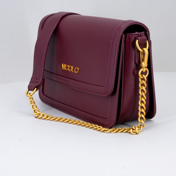 Vicolo borsa tracolla catena bordeaux, con patta e bottone magnetico. In ecopelle. Borsa donna elegante. Fotografata di dietro. Stefano Ascari Spilamberto (Mo)