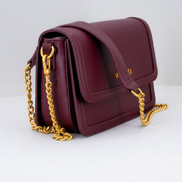 Vicolo borsa tracolla catena bordeaux, con patta e bottone magnetico. In ecopelle. Borsa donna elegante. Fotografata di dietro. Stefano Ascari Spilamberto (Mo)