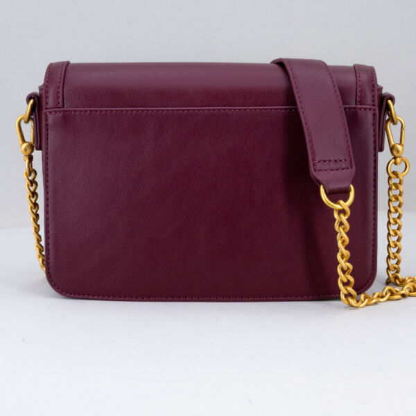 Vicolo borsa tracolla catena bordeaux, con patta e bottone magnetico. In ecopelle. Borsa donna elegante. Fotografata di dietro. Stefano Ascari Spilamberto (Mo)