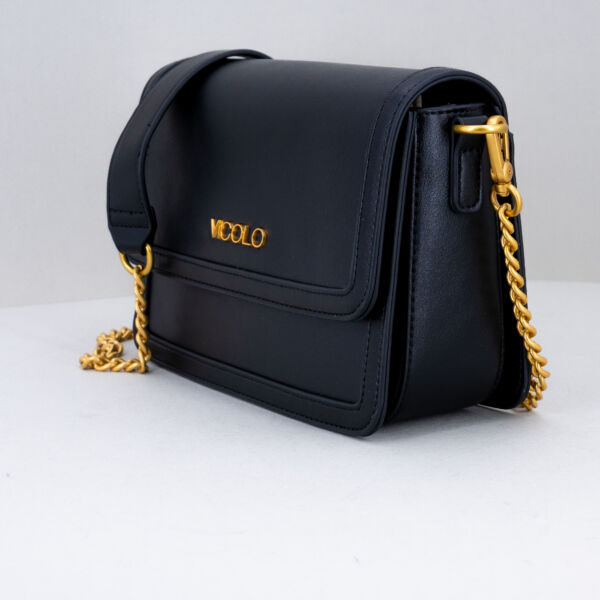 Vicolo borsa tracolla catena nera, con patta e bottone magnetico. In ecopelle. Borsa donna elegante. Fotografata di dietro. Stefano Ascari Spilamberto (Mo)