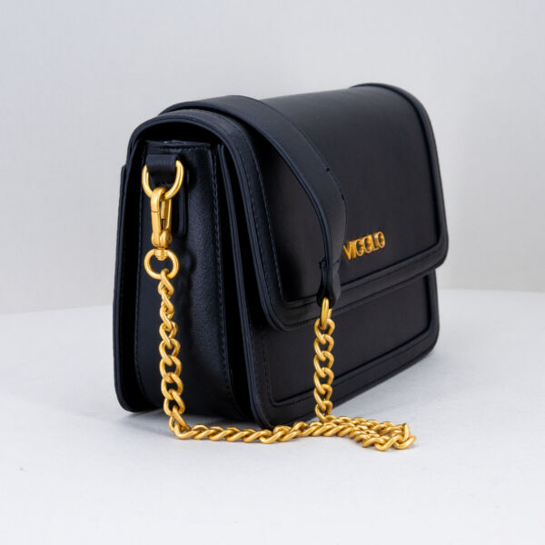 Vicolo borsa tracolla catena nera, con patta e bottone magnetico. In ecopelle. Borsa donna elegante. Fotografata di dietro. Stefano Ascari Spilamberto (Mo)