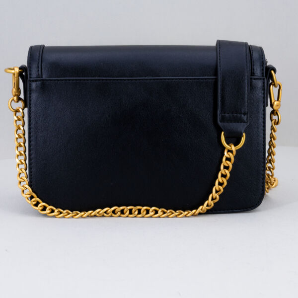 Vicolo borsa tracolla catena nera, con patta e bottone magnetico. In ecopelle. Borsa donna elegante. Fotografata di dietro. Stefano Ascari Spilamberto (Mo)