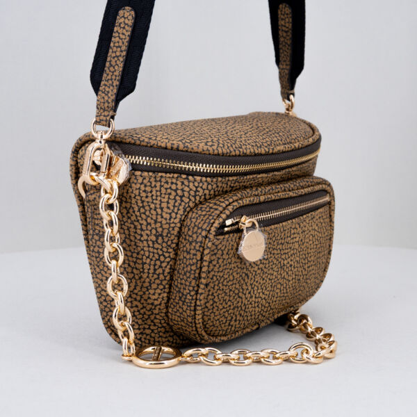 Borbonese mini marsupio graffiti, con tracolla in tessuto removibile e catena dorata. Elegante mini bag. Fotografata di lato. Stefano Ascari Spilamberto (Mo)