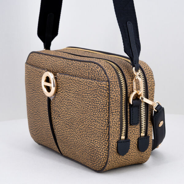 Borbonese camera case op natural e dettagli in nero. Con tracolla regolabile e removibile ed elegante spallaccio in pelle tono su tono con borchie applicate. Stefano Ascari Spilamberto (Mo). Borsa Borbonese fotografata di lato.