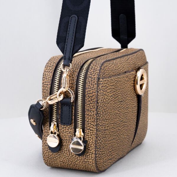 Borbonese camera case op natural e dettagli in nero. Con tracolla regolabile e removibile ed elegante spallaccio in pelle tono su tono con borchie applicate. Stefano Ascari Spilamberto (Mo). Borsa Borbonese fotografata di lato.