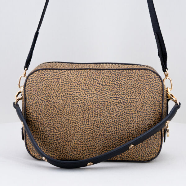 Borbonese camera case op natural e dettagli in nero. Con tracolla regolabile e removibile ed elegante spallaccio in pelle tono su tono con borchie applicate. Stefano Ascari Spilamberto (Mo). Borsa Borbonese fotografata di dietro.