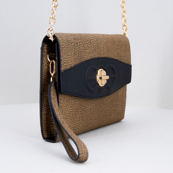 Borbonese mini bag elegante con tracollina in metallo dorato o polsino removibile. Chiusura con patta. Stefano Ascari Spilamberto (Mo). Borsa fotografata di lato.