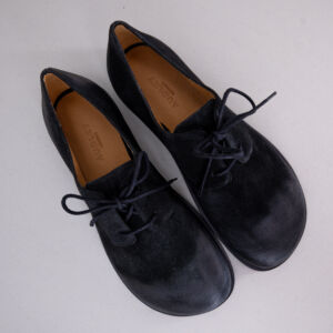 Audley scarpa con lacci in pelle, punta arrotondata. Scarpa donna dallo stile maschile molto comoda. Stefano Ascari Spilamberto (Mo). Scarpa donna con lacci fotografata davanti