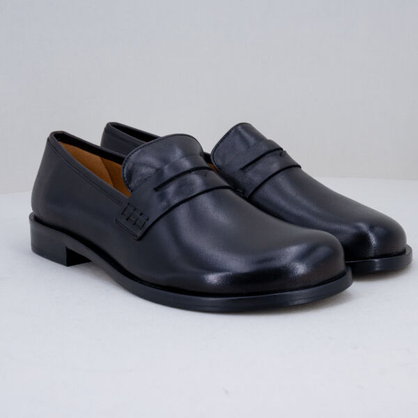 Audley mocassino pelle nera, fodera in pelle soletta ammortizzata. Massimo comfort stile minimal chic e retrò. Stefano Ascari Spilamberto (Mo). Mocassino donna fotografato di fronte