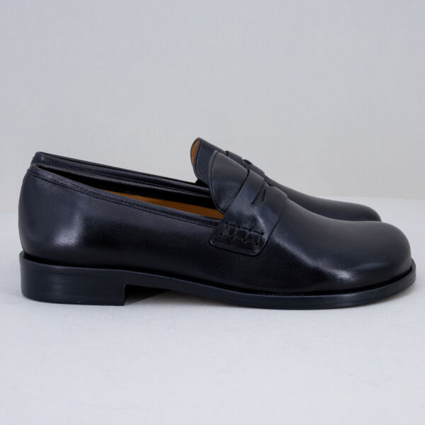 Audley mocassino pelle nera, fodera in pelle soletta ammortizzata. Massimo comfort stile minimal chic e retrò. Stefano Ascari Spilamberto (Mo). Mocassino donna fotografato di lato