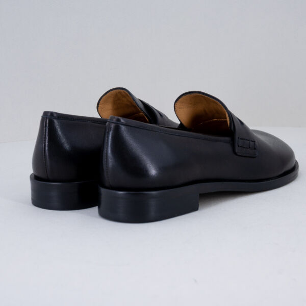 Audley mocassino pelle nera, fodera in pelle soletta ammortizzata. Massimo comfort stile minimal chic e retrò. Stefano Ascari Spilamberto (Mo). Mocassino donna fotografato di dietro