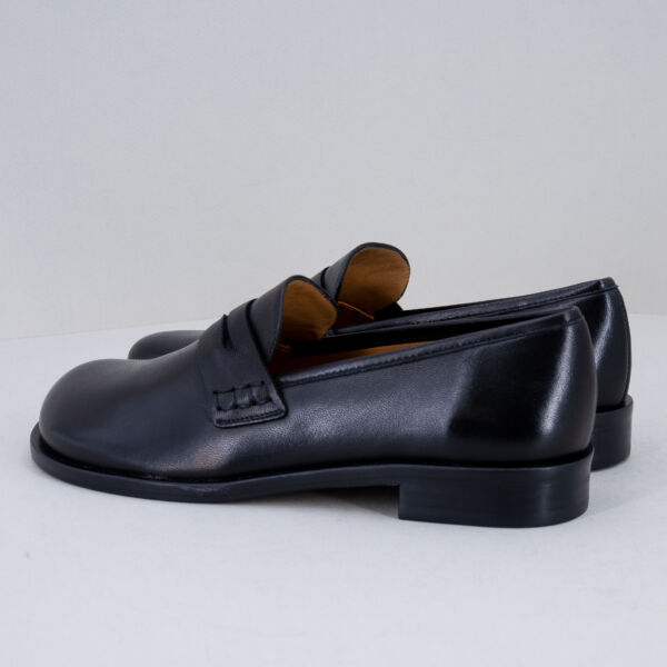 Audley mocassino pelle nera, fodera in pelle soletta ammortizzata. Massimo comfort stile minimal chic e retrò. Stefano Ascari Spilamberto (Mo). Mocassino donna fotografato di lato