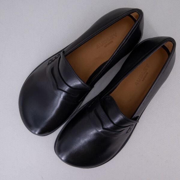 Audley mocassino pelle nera, fodera in pelle soletta ammortizzata. Massimo comfort stile minimal chic e retrò. Stefano Ascari Spilamberto (Mo). Mocassino donna fotografato dall'alto