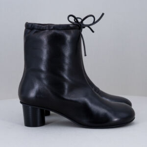 Audley stivaletto pelle con tacco basso, pregiata e morbida pelle. Stivale dal look retrò. Stefano Ascari Spilamberto (Mo). Stivaletto nero fotografato di lato