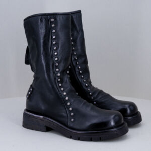 A.S.98 anfibio donna pelle nera, con zip in metallo, suola in gomma naturale. Fatto a mano in Italia. Stefano Ascari Spilamberto (Mo). Anfibio in pelle nero fatto in Italia fotografato di lato