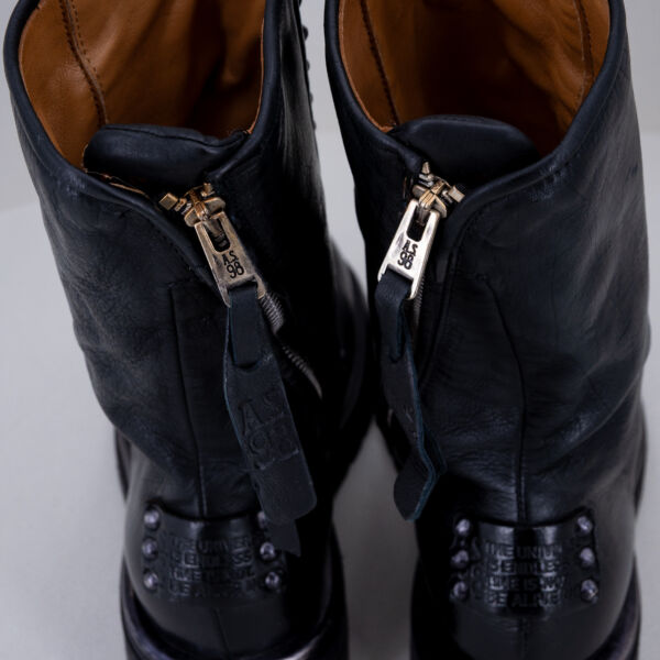 A.S.98 anfibio donna pelle nera, con zip in metallo, suola in gomma naturale. Fatto a mano in Italia. Stefano Ascari Spilamberto (Mo). Anfibio in pelle nero fatto in Italia foto del dettaglio della fodera.