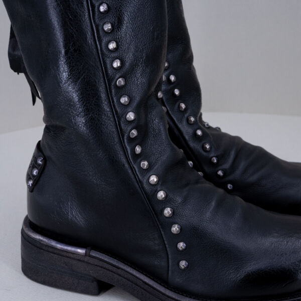 A.S.98 anfibio donna pelle nera, con zip in metallo, suola in gomma naturale. Fatto a mano in Italia. Stefano Ascari Spilamberto (Mo). Anfibio in pelle nero fatto in Italia foto del dettaglio delle borchie