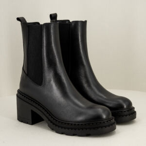 Les Tulipes tronchetto pelle nera con tacco, da infilare, bande elastiche laterali. Calzata comoda, in vera pelle fatto in Italia. Stefano Ascari Spilamberto (Mo). Stivaletto donna in pelle nero con tacco fotografato di dietro.