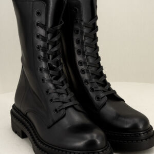 Les Tulipes anfibio nero tacco basso, lacci e cerniera. Suola comoda, calzata ampia. Stefano Ascari Spilamberto (Mo). Anfibio nero in vera pelle tacco basso fotografato di lato