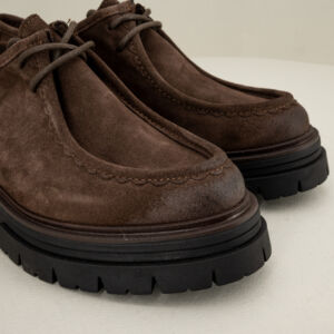 Les Tulipes scarpa bassa con lacci marrone, calzata comoda e ampia. Scarpa donna stile Sebago fatta in Italia, Stefano Ascari Spilamberto (Mo), scarpa fotografata nel dettaglio della punta.