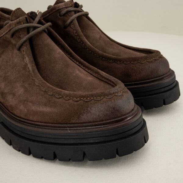 Les Tulipes scarpa bassa con lacci marrone, calzata comoda e ampia. Scarpa donna stile Sebago fatta in Italia, Stefano Ascari Spilamberto (Mo), scarpa fotografata nel dettaglio della punta.