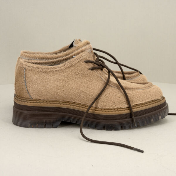 Les Tulipes scarpa bassa con lacci in cavallino, calzata comoda e ampia. Scarpa donna stile Sebago fatta in Italia, Stefano Ascari Spilamberto (Mo), scarpa fotografata di lato