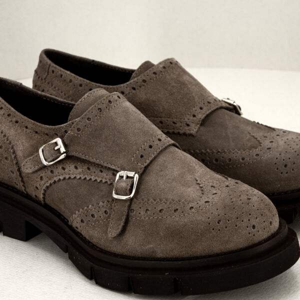 Les Tulipes scarpa camoscio con fibbie, lavorazione a coda di rondine, suola ultra light. Scarpa donna made in Italy certificata. Stefano Ascari Spilamberto (Mo). Scarpa donna in camoscio grigio topo fotografata davanti su sfondo neutro