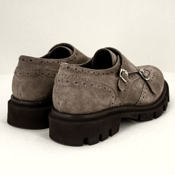 Les Tulipes scarpa camoscio con fibbie, lavorazione a coda di rondine, suola ultra light. Scarpa donna made in Italy certificata. Stefano Ascari Spilamberto (Mo). Scarpa donna in camoscio grigio topo fotografata dietro su sfondo neutro