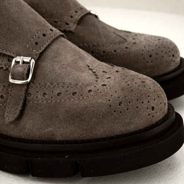 Les Tulipes scarpa camoscio con fibbie, lavorazione a coda di rondine, suola ultra light. Scarpa donna made in Italy certificata. Stefano Ascari Spilamberto (Mo). Scarpa donna in camoscio grigio topo fotografata dettagli lavorazione punta.su sfondo neutro