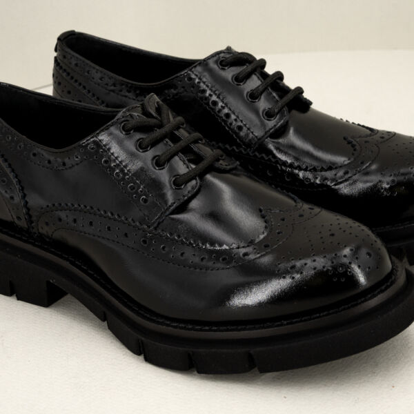 Les Tulipes scarpa pelle con fibbie, , lavorazione a coda di rondine, suola ultra light. Scarpa donna made in Italy certificata. Stefano Ascari Spilamberto (Mo). Scarpa donna in camoscio grigio topo fotografata dettagli lavorazione punta.su sfondo neutro