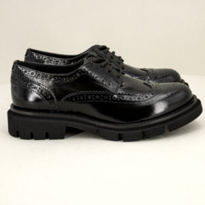 Les Tulipes scarpa pelle con laaci, , lavorazione a coda di rondine, suola ultra light. Scarpa donna made in Italy certificata. Stefano Ascari Spilamberto (Mo). Scarpa donna in camoscio grigio topo fotografata dettagli lavorazione punta.su sfondo neutro