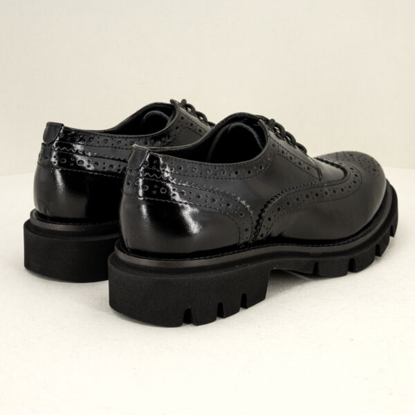 Les Tulipes scarpa pelle con fibbie, , lavorazione a coda di rondine, suola ultra light. Scarpa donna made in Italy certificata. Stefano Ascari Spilamberto (Mo). Scarpa donna in camoscio grigio topo fotografata dettagli lavorazione punta.su sfondo neutro